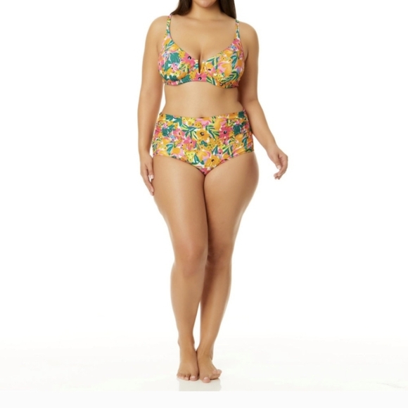 Ann Cole Bikini with matching cover up - Picture 2 of 9